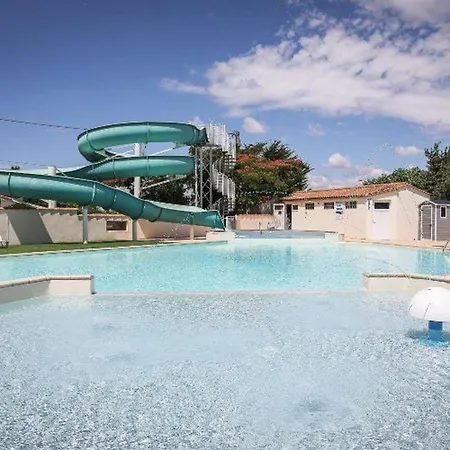 Camping Mobil 23m² Avec Terrasse - 4 Pers - Api-1-52-383